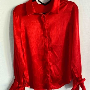  - Så fin skjorta ifrån NaKd med fina detaljer. Går och styla på så många sätt. Känner dock inte mig bekväm i rött tyvärr, därför säljer jag den.