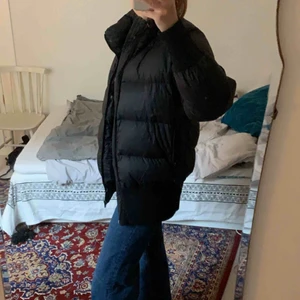  - Filippa K jacka med hög midja- och armresår, väldigt snygg och skön svart jacka som passar till allt. Möts upp på söder eller fraktar, fraktkostnad tillkommer  