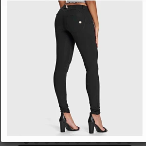  - Oanvända Freddy byxor svarta! Äkta!  Passar S/M  Stretchiga 