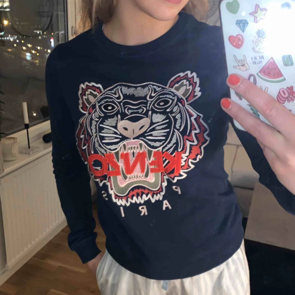 Superfin mörkblå sweatshirt från Kenzo i storlek S. Knappt använd så den är så gott som i nyskick. Köpt på Kenzos hemsida för 205€, kvitto finns. Jag bjuder på frakten💃. Tröjor & Koftor.