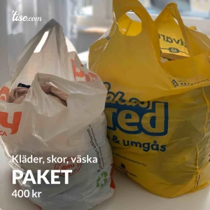  - Säljer ett klädpaket som även har några par skor i storlek 38. Någon väska är inkluderad också. Kläderna är mellan S-M och det finns både överdelar och något är byxor.   Hämtas hos mig eller möts upp i Borås/Göteborg.