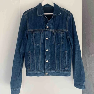  - ACNE STUDIO PASS DARK BLUE  Jeansjacka från Acne Studios. Detta är ett sample köpt på Acnes sample sale, därav ingen label på insidan. Utmärkt skick. 