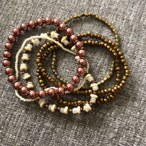  - Armband med elastisk tråd •6 stycken •aldrig använda •okänt material •45 kr/set 🚭Djurfritt och rökfritt hem 📬Kan skickas mot fraktkostnad(11 kr) 