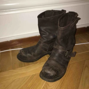  - Bruna välskötta promeboots säljes, prutat och klart. Köpte de för 3000. Passar även 39 