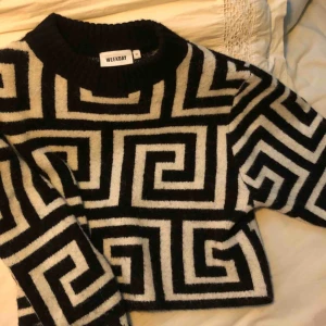  - Superhärlig (lite oversized) stickad tröja från Weekday! Säljer den för att jag inte får användning för den💫 Skitsnygg till ett par svarta jeans och dr. Martens! 