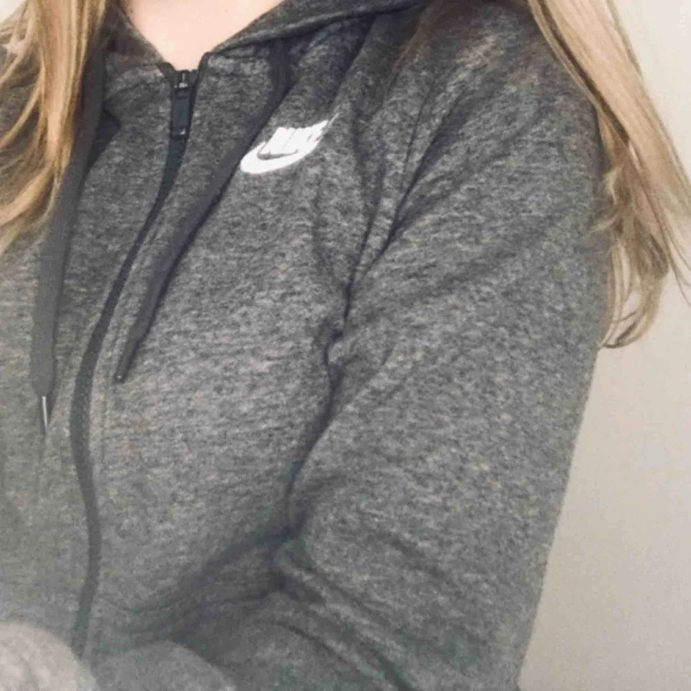 Nike zip hoodie i storlek XS. Köpt för ca 500 kr och har använt den ganska mycket därav lite nopprig. Köparen betalar frakt🦋. Hoodies.