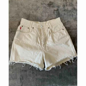 Vita jeansshorts  - Skitsnygga vintage shorts 🌟 frakt tillkommer  Höga i midjan 