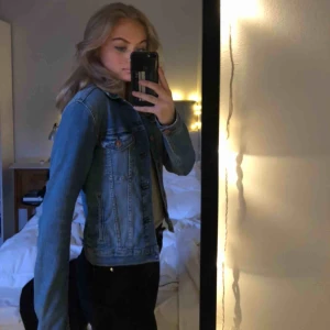  - Snygg jeansjacka från h&m!! Helt perfekt till att om man skulle vilja måla något snyggt tryck på ryggen eller så!🤩🤩🤩 FRAKT INGÅR I PRISET‼️‼️