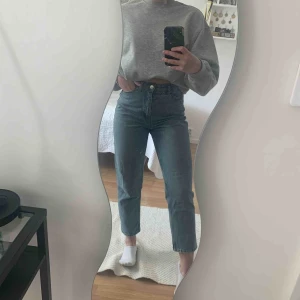  - Superfina byxor från Monki! Säljer pga att de tyvärr inte kommit till användning. Är i bra skick!💕