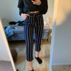  - Byxor från zara som tyvärr är för korta på mig som är 177cm. Marinblåa och vita streck. Lite som tunna kostymbyxor i materialet.