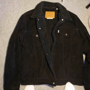 Levi’s Sherpa svart - Levi’s Sherpa med manchester tyg. Inköpt för 1500kr, Knappt använd, väldigt bra skick. Svart, storlek M