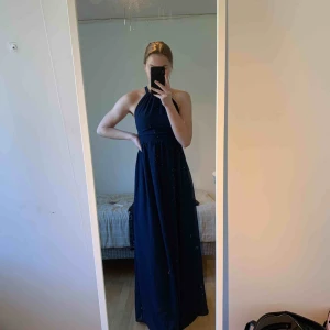  - SUPERFIN mörkblå klänning som jag skulle haft på balen i 9an men inte använde, så endast testad. Från bubbleroom. Skicka meddelande om ni vill ha mer bilder :) frakt ingår ej