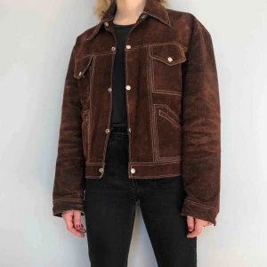  - Världens finaste mockajacka, sitter lika fint på mig som på min kille. Jag är en S men gillar oversize. Jackan är i storlek M. Kan posta, mot betalad frakt eller mötas i Stockholm. 