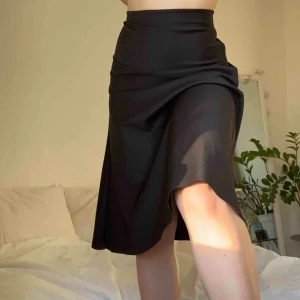  - Fin kjol i jätteskönt material, liknar siden fast tjockare🥰🥰