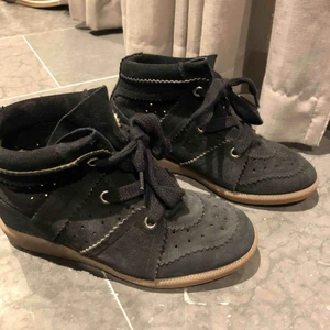 Isabel marant skor - Säljer mina superfina Isabel marant skor, säljs på grund av att de inte gick till användning, använt dom ca en höst. Äkta!  Nypris:4700, pris kan diskuteras