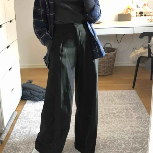  - Ett par sjukt snygga byxor från Carin Wester som endast är testade. Har ett par liknande redan så behöver ej dessa. Passar mig perfekt i längden som är 1,66. Riktigt sköna med bra kvalité. Fickor, gylf och      knapp! Frakt 66 kr 🤩 Ledande bud: 140 kr