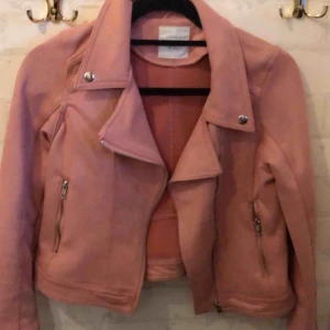  - Oanvänd jacka från Lindex. 