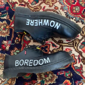  - Dr.Martens x sex pistols! Ny pris runt 1500:-  Köpta på provskor i Stockholm. Bra skicka dock lite cracking i lädret och lite färg har gått bort på stål kulan. Det är bara att fråga om fler bilder. Ingen box. Pris kan diskuteras vid snabb affär! 