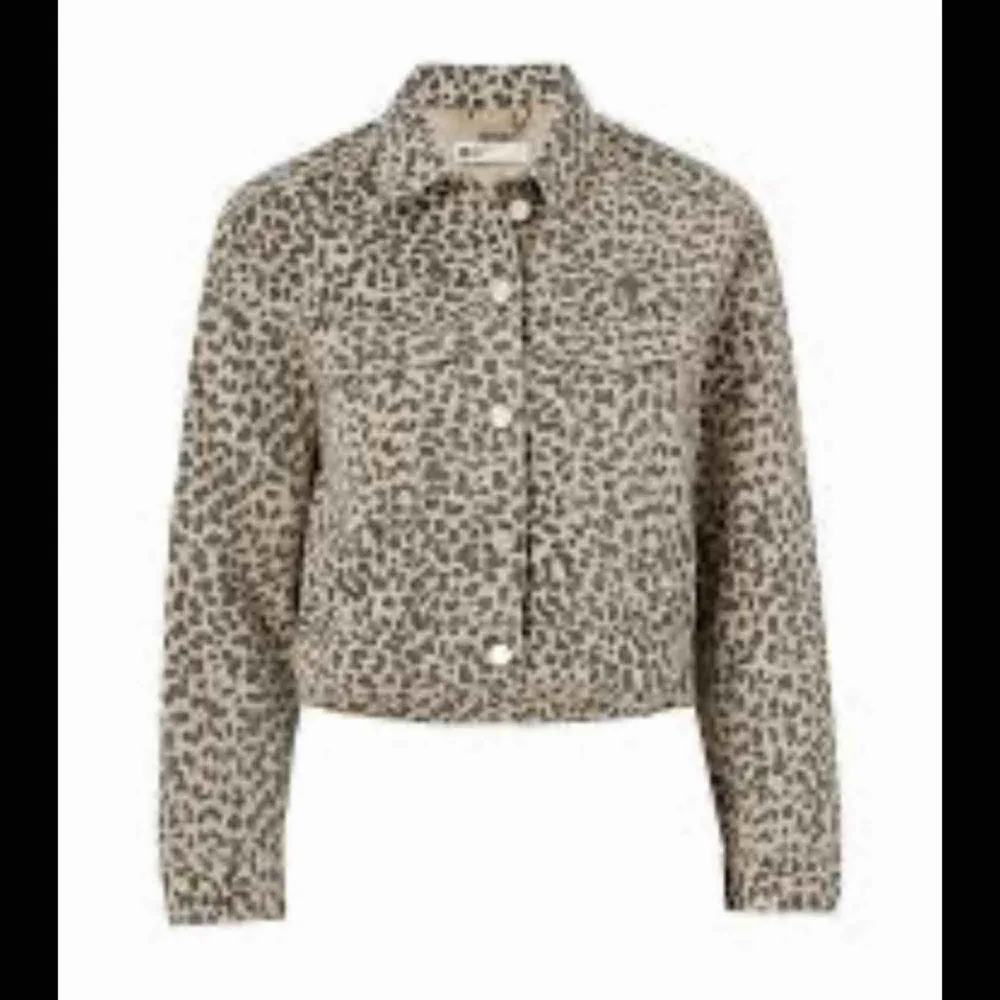 Säljer denna supersnygga leopard jacka ifrån Gina Tricot, sparsamt använd! Jackan är avklippt för att få fram midjan och snyggare outfit, (lånad bild) om ni vill ha flera bilder går det att fixa! 💕✌🏼. Jackor.