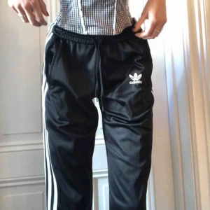 Adidas - Mina favvo adidas trackpants med dragkedjor längst ner