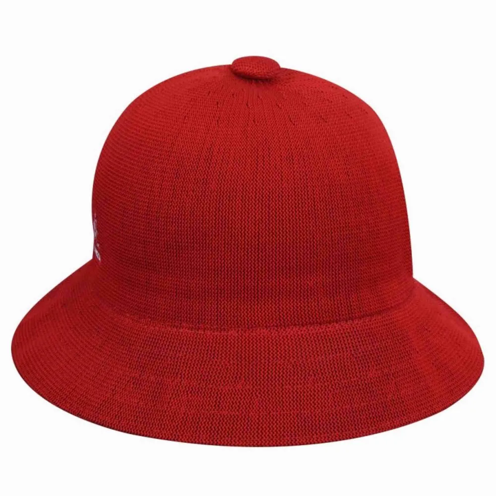 Kangol hatt! Typ helt oanvänd (Orginalpris; 700kr) (Obs på bilden är märket vitt, i verkligheten är den guldig/beige (köpare står för frakt). Skriv för fler bilder💕. Övrigt.
