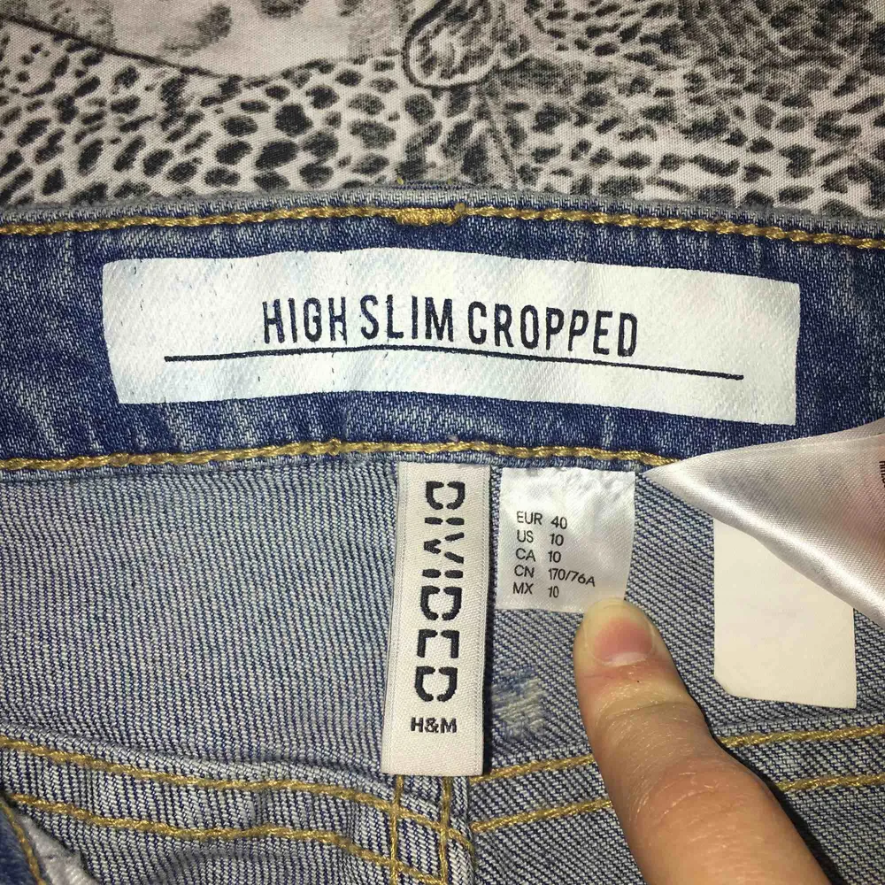 Jeans från H&M aldrig använda eftersom de är för stora. Köparen står för frakt💛. Jeans & Byxor.