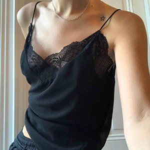  - Linne med spetsdetaljer