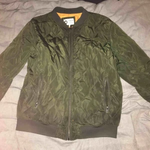  - Säljer min jacka för att jag har köpt en ny. Den har två fickor. De finns en liten orange fläck längst ner vid jackan, om de är ett större problem kan vi diskutera priset