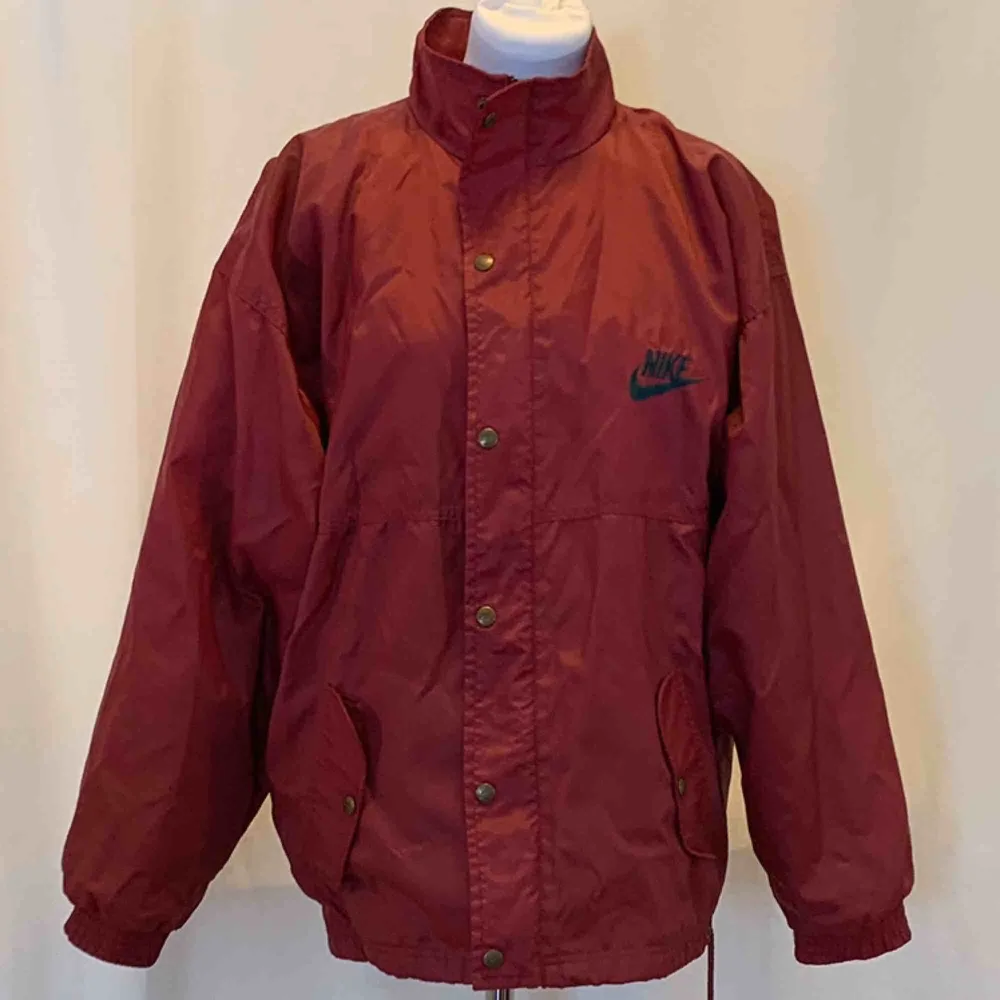 Vintage Nike Crimson Nylon Bowerman Coach Jacket. Jackan är i mycket gott skick, Storlek S men det är baggy fit / oversized   Kan hämtas i Uppsala eller skickas mot fraktkostnad.. Jackor.