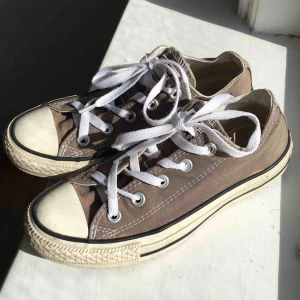  - Gråa låga Converse. Storlek 36,5