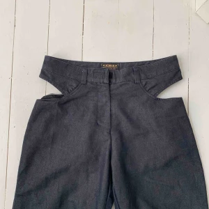  - Frakt + 50! Eller hämtas i Malmö  Svinsnygga byxor som tyvärr är för stora för mig! Köpta på Plick, hoppas de passar någon annan bättre. Strl 29 i midjan!  