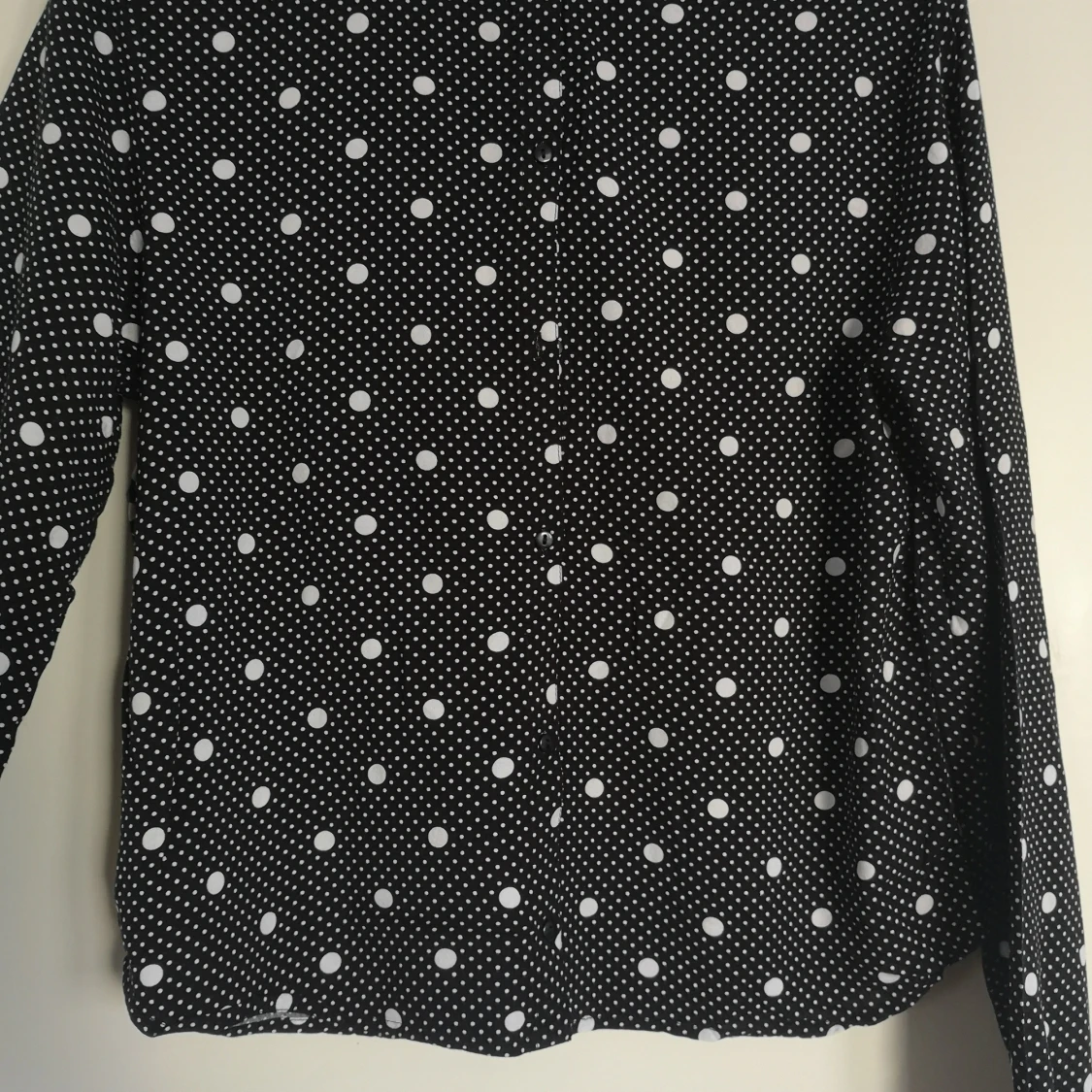 Svartvit prickig blus - 91