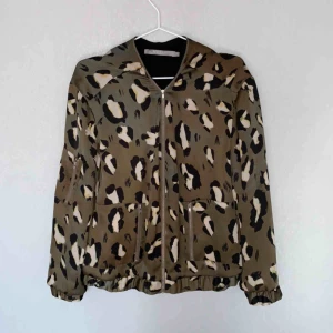  - Tunnare Bomberjacka med tryck, fint skick 