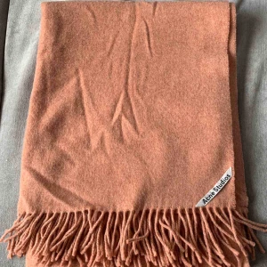  - ACNE STUDIOS CANADA DUSTY PINK. Den klassiska Canada-halsduken från Acne. Jättefin färg. Utmärkt skick.  Säljs i butik för 1500 kr. 