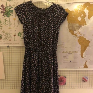  - Super fin somrig blommig klänning med resor i midjan. Köpt på Lindex och passar XS/S. Fin kvalité 🌸 