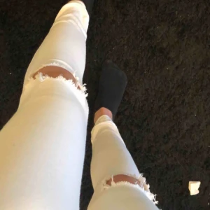  - Vita jeans  Klippt hålen själv  Bra skick! Knappt använda  Köparen står för frakt 
