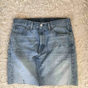  - Skitsnygg Leviskjol, gjorde själv om från ett par jeans. Köparen står för frakt🦋💘