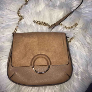  - Elegant och cute väska från HM, passar till allt, använd 2-3 gånger alltså i perfekt skick 🌷🌹🌿🕊👍🏼 skickar fler bilder vid intresse 💕💘