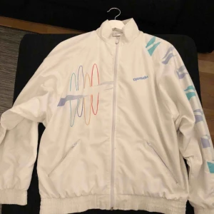  - Hej! Säljer nu min vintage tracksuit från Reebok.  Väldigt bra skick för att ha några år på sig.. men riktigt fin i färg och märke fortfarande.  Hör av dig vid frågor! :) köparen står för frakt 