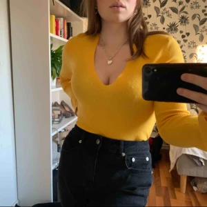  - Superfin gul tröja från bikbok med ganska djup urringning. Är supermjuk och lägger sig fint över kroppen. Utsvängda ärmar se bild 3. Använd 1 gång därav nyskick! Köparen står för frakten 💖