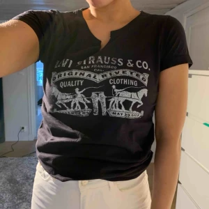 - Snygg svart T-shirt med Levis tryck på. Använd ett fåtal gånger. 