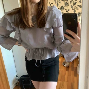  - Superfin blus från BikBok. Knyts i midjan så passar flera storlekar! Använd 2/3 gånger. Köparen står för frakt 🥰