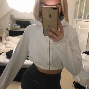  - Vit kort kofta, säljer då den ej kommer till användning!💕⭐️