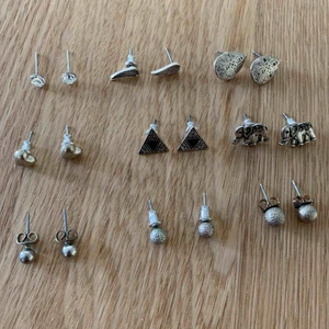  - Örhängen. Kom med prisförslag! Säljer tillsammans eller separat. Frakt tillkommer.