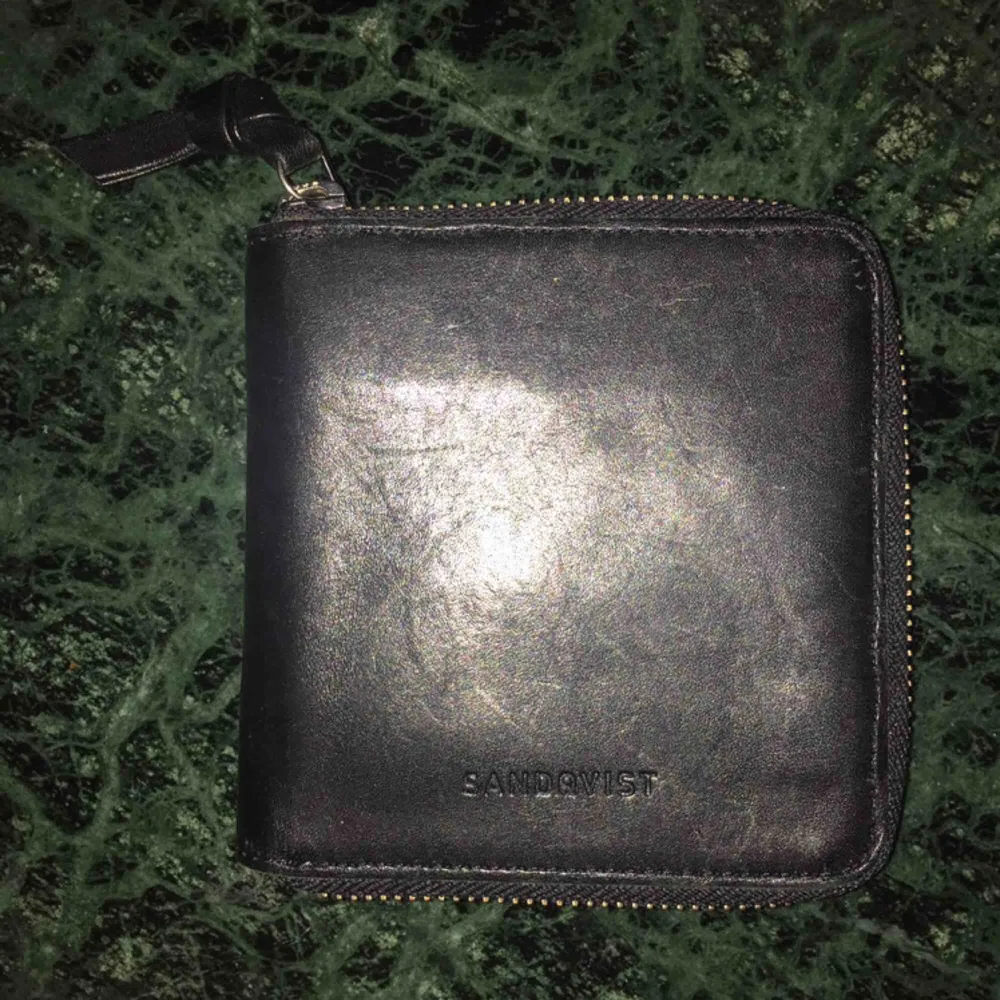 Perfekt plånbok i svart skinn från sandkvist! Insidan är i brunt skinn och har plats för många kort, mynt och sedlar. Möts upp i Sthlm men kan också frakta🌹. Accessoarer.