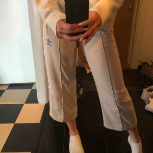  - Skitcoola annorlunda adidas byxor! Ganska korta vilket dock är nice till våren. 