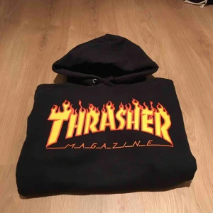  - Jätte fin äkta Thraser hoodie i stolek M Inte använd mycket alls.  Kan fraktas men då betalar du för frakten (: 