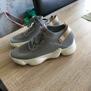  - Har använt ett par ggr. Sköna, bekväma men använts inte längre. Priset på skorna gick på 800 kr