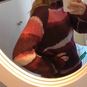  - Fin lite större stickad tröja 