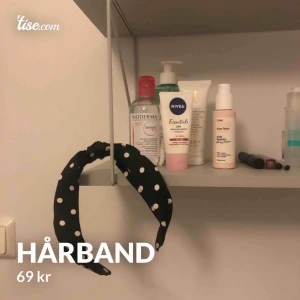  - Ett prickigt hårband med Knut, riktigt gulligt men tyvärr inte min stil! Använd en gång men jag passar inte i den, köpt för 120kr och säls för 69. Inte trasig eller sliten och inga tecken på att den är använd.
